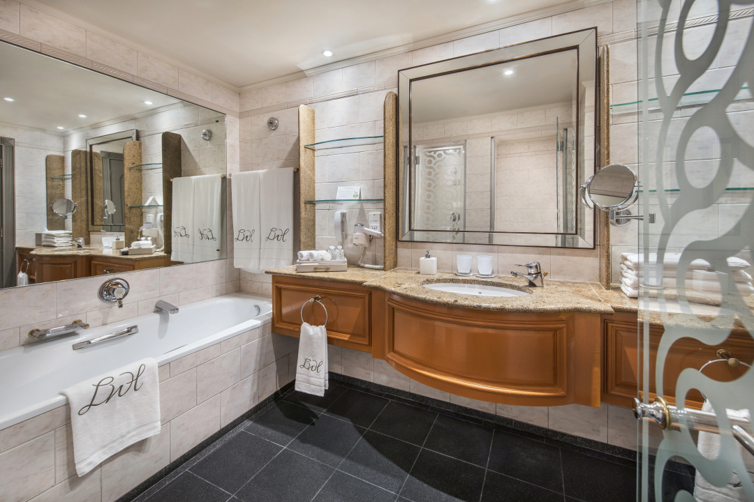 Labourdonnais Waterfront Hotel — a bathroom