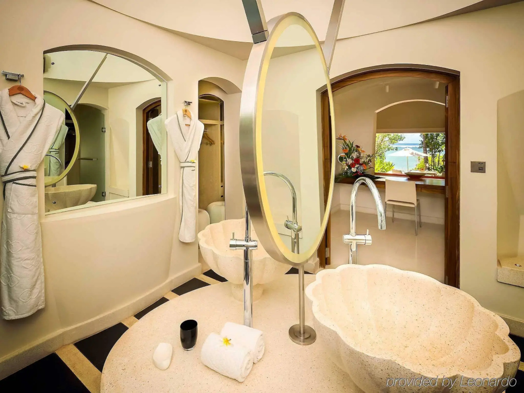 SO/ Sofitel Mauritius — a bathroom