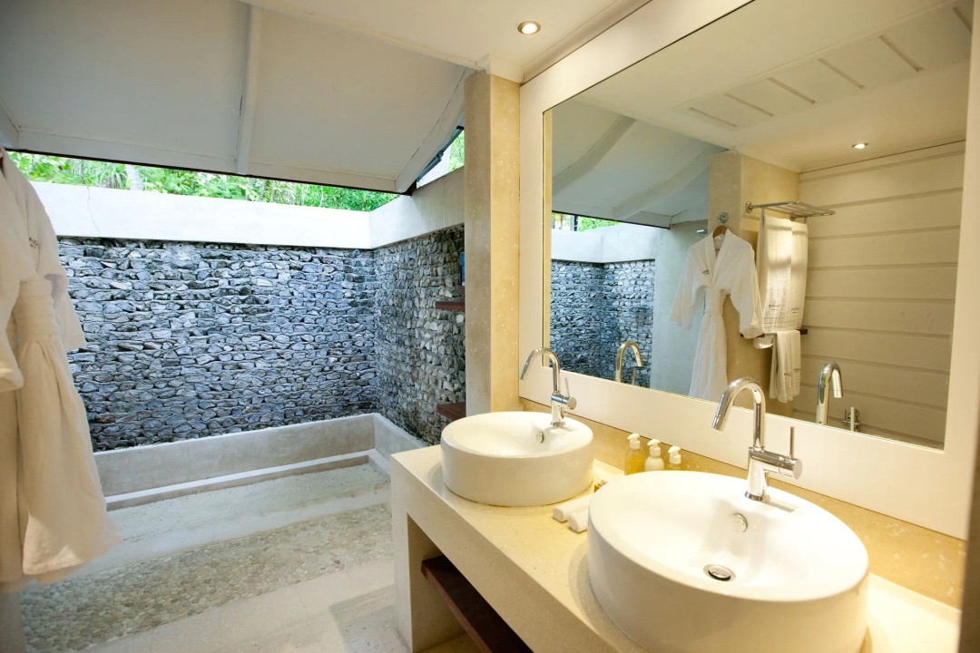 Diamonds Athuruga Maldives Resort & Spa — a bathroom