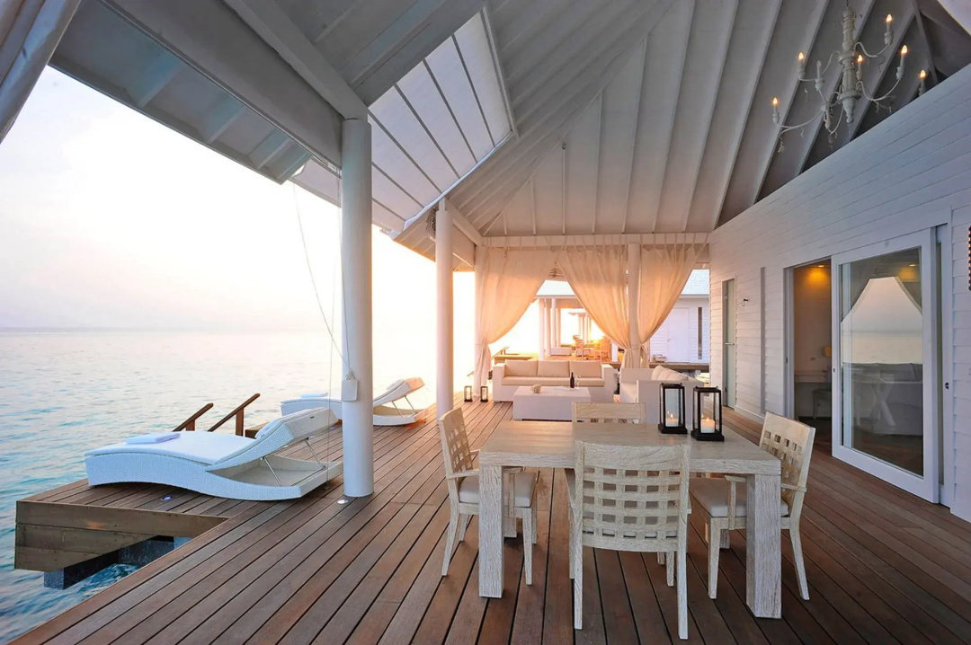 Diamonds Athuruga Maldives Resort & Spa — a balcony