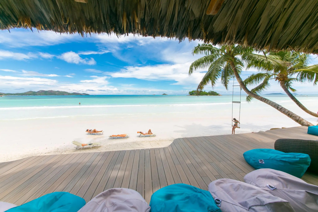 Le Duc de Praslin — the beach
