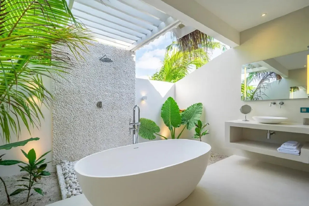 Baglioni Resort Maldives Luxury All-Inclusive — a bathroom