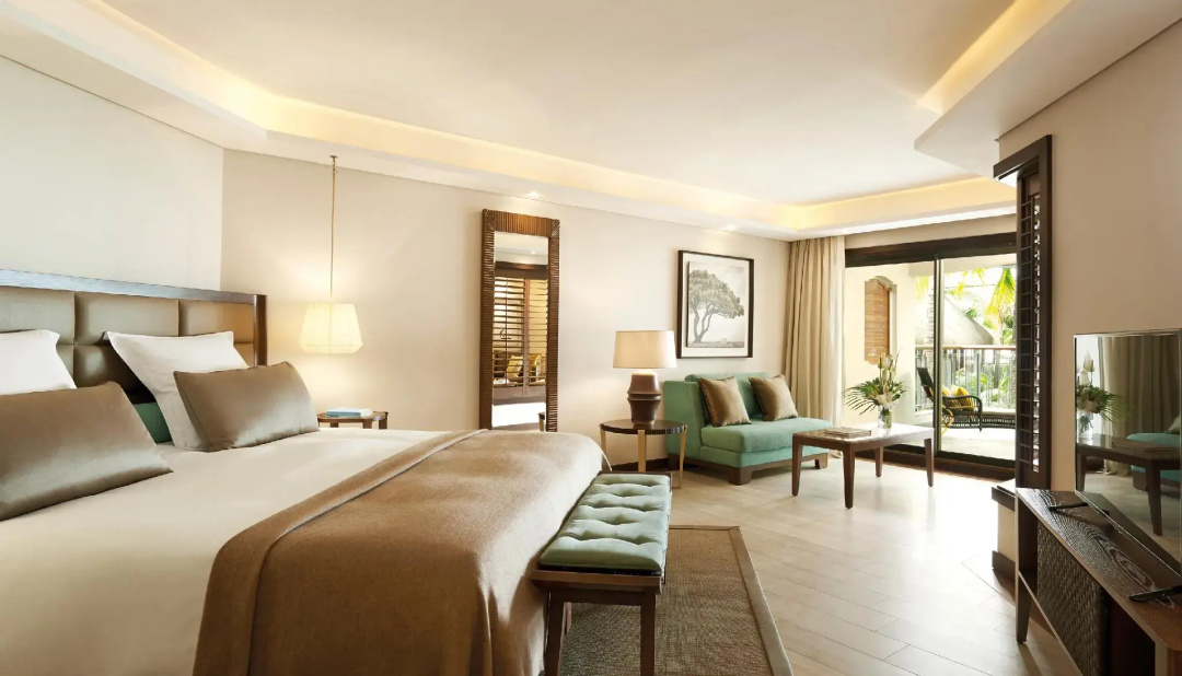 Royal Palm Beachcomber Luxury — a room