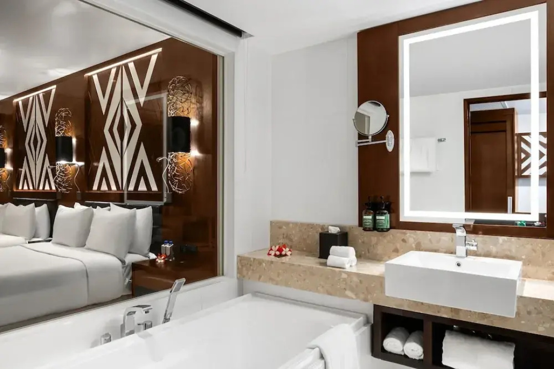 Crowne Plaza Fiji Nadi Bay Resort & Spa by IHG — a bathroom