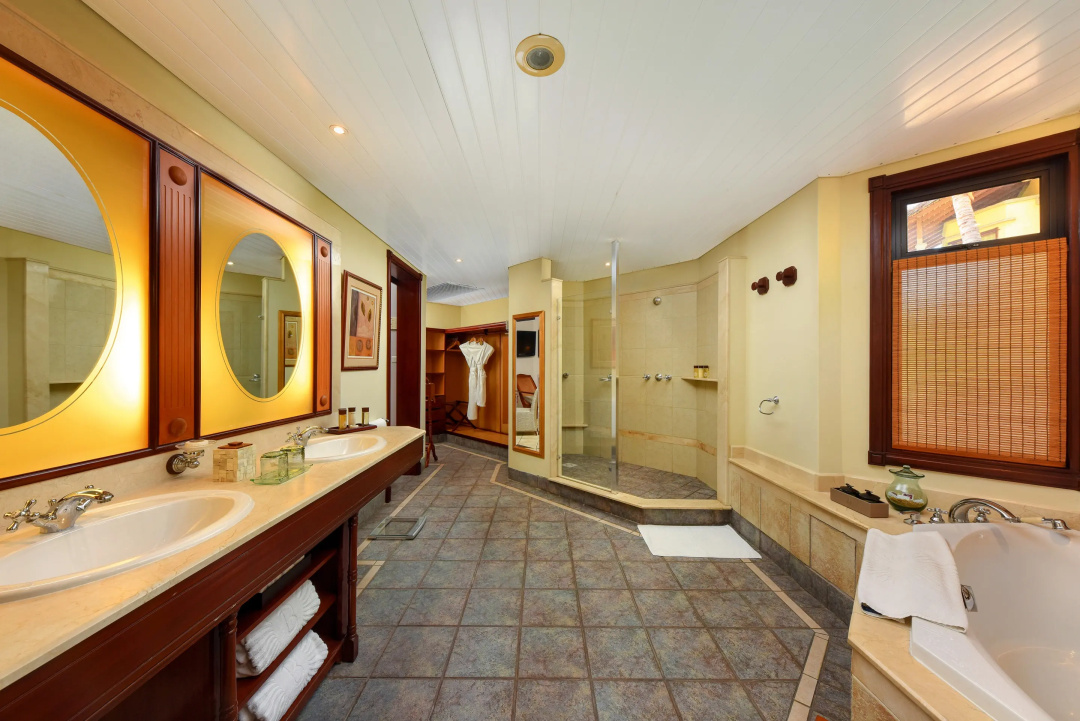 Dinarobin Beachcomber Golf Resort & Spa — a bathroom