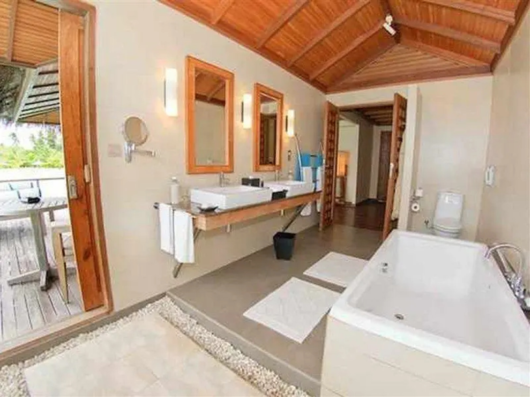 Anantara Veli Maldives Resort — a bathroom
