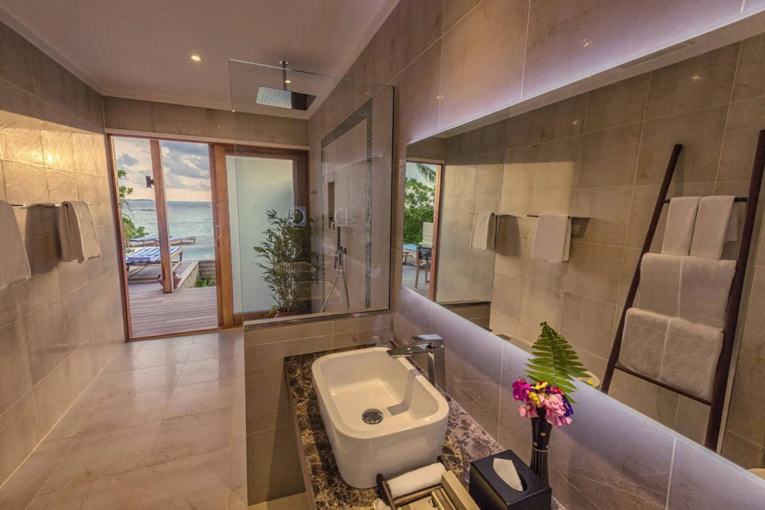 Hurawalhi Island Resort — a bathroom