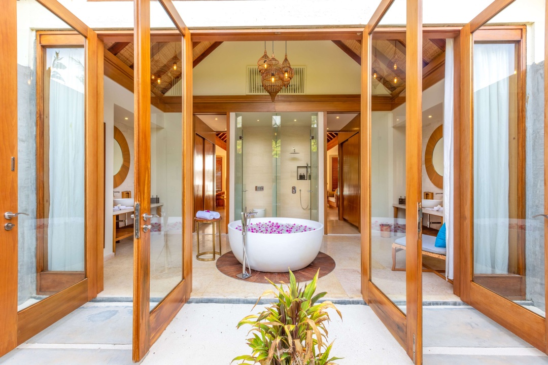 Furaveri Maldives Hotel — a bathroom