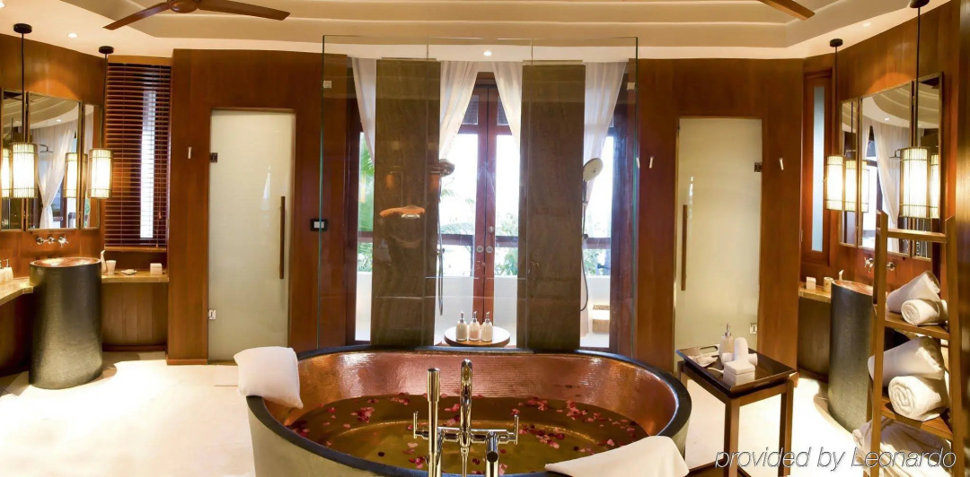 Constance Halaveli Maldives — the lobby