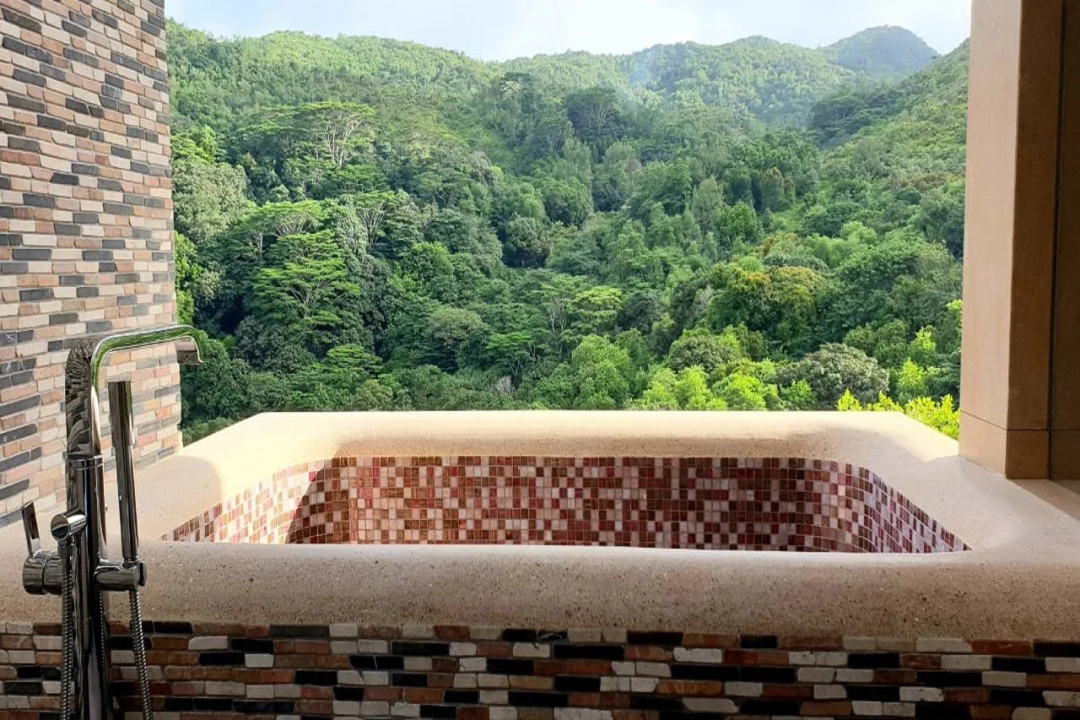 Le Duc de Praslin — the grounds
