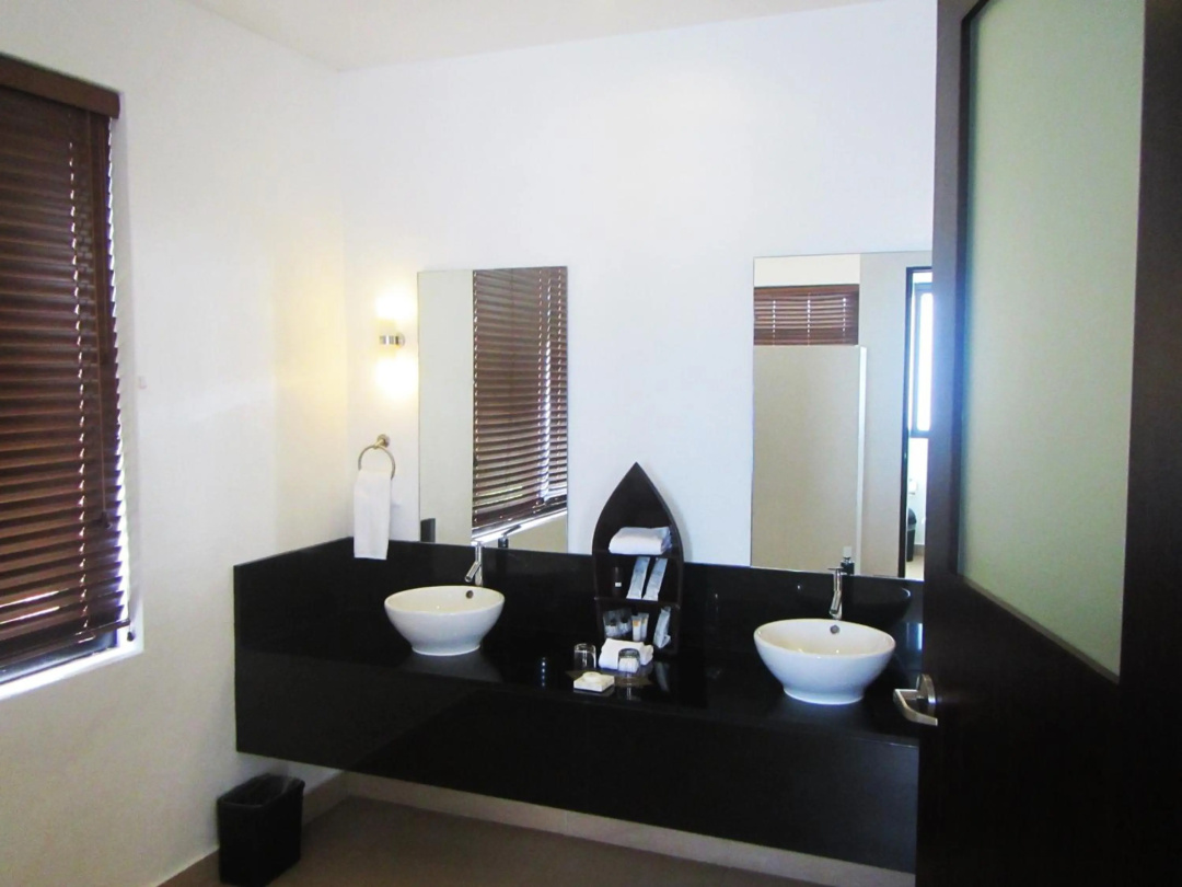 Busuanga Bay Lodge — a bathroom