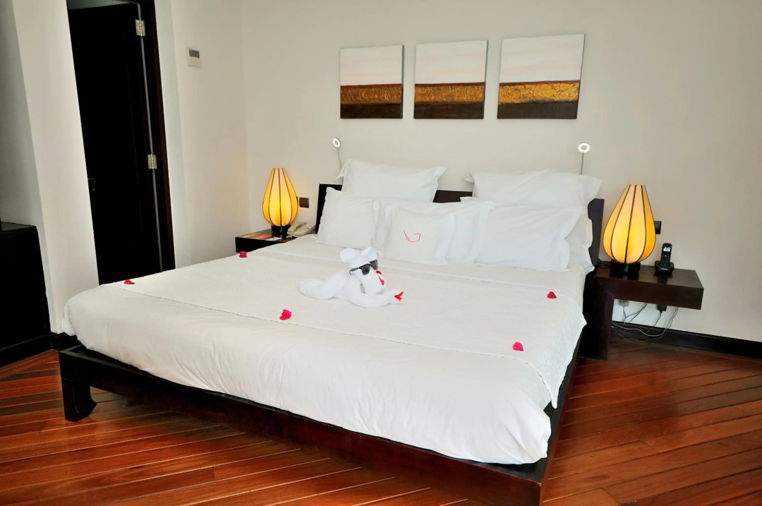 Le Cardinal Exclusive Resort — a room