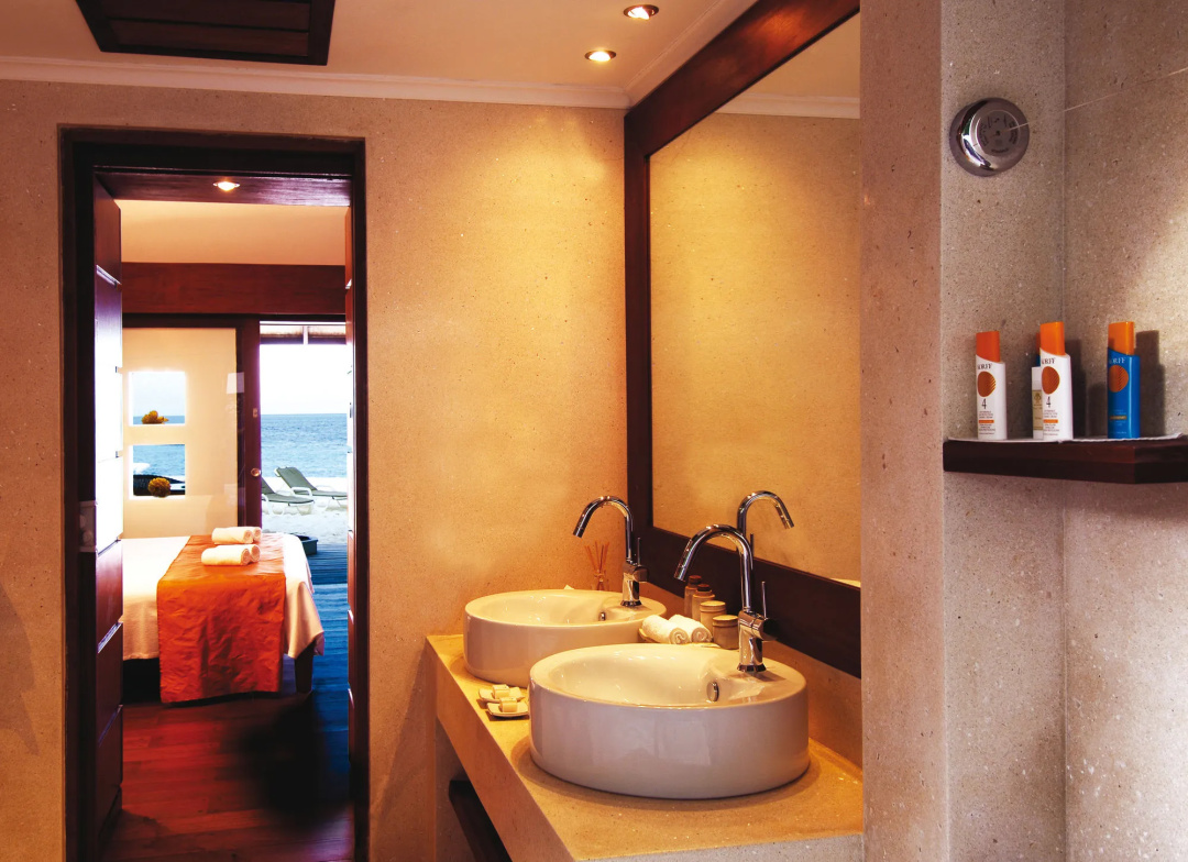 Diamonds Athuruga Maldives Resort & Spa — a bathroom