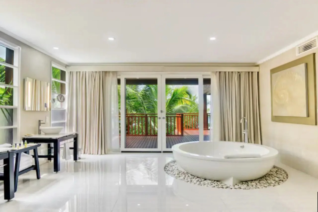 Hilton Seychelles Labriz Resort & Spa — a balcony