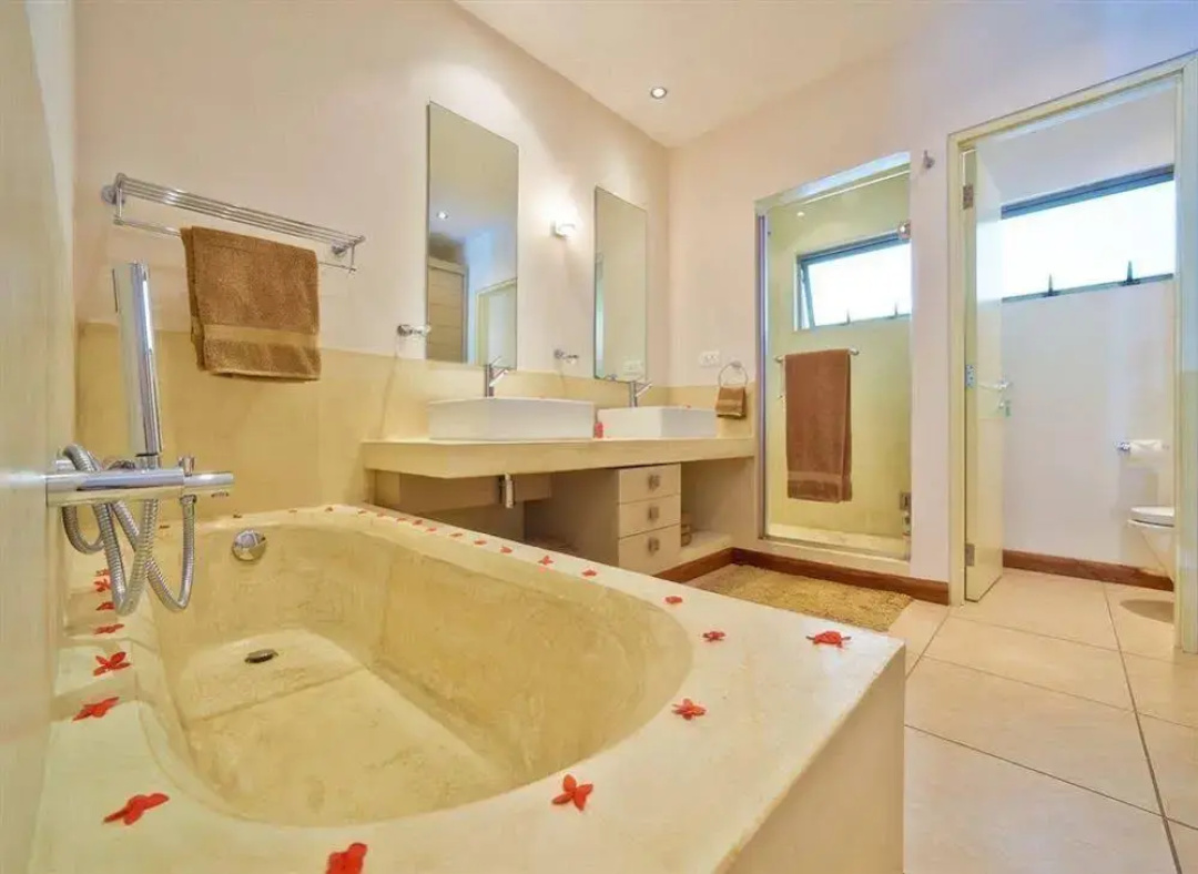 Bon Azur Elegant Suites & Penthouses by Lov — a bathroom