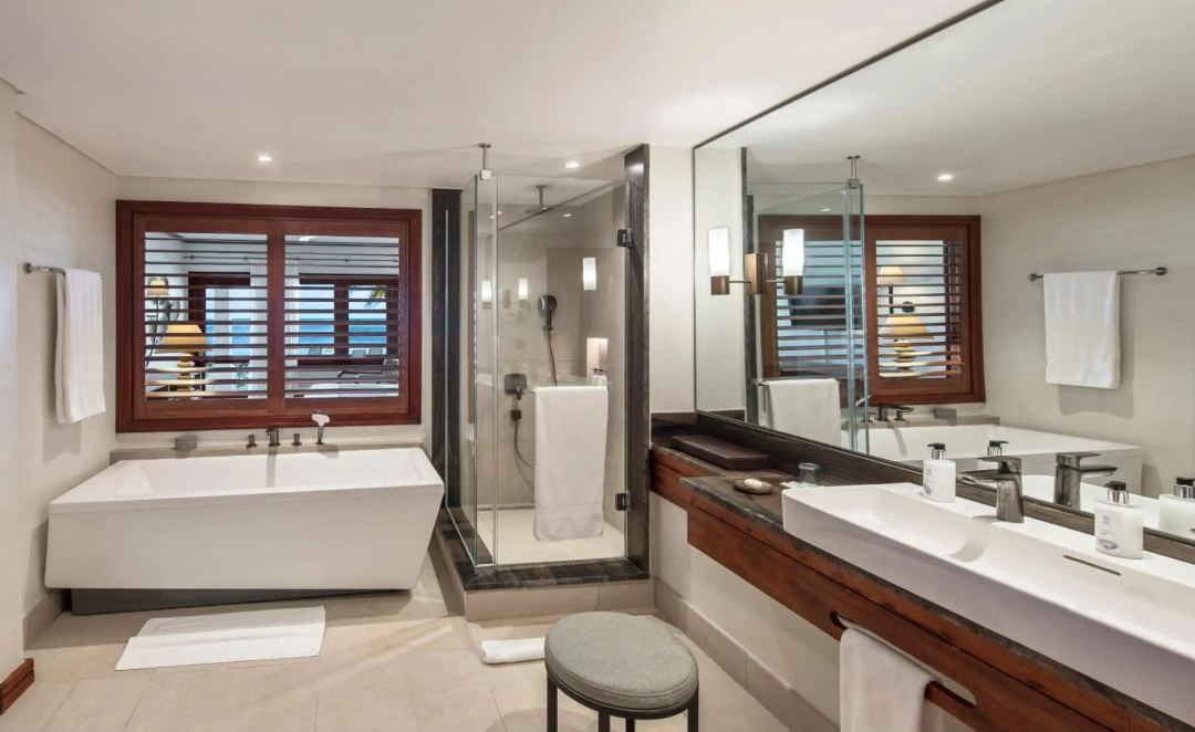Heritage Awali Golf & Spa Resort — a bathroom