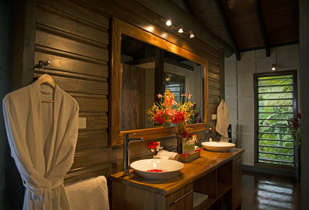 Emaho Sekawa Resort — a bathroom