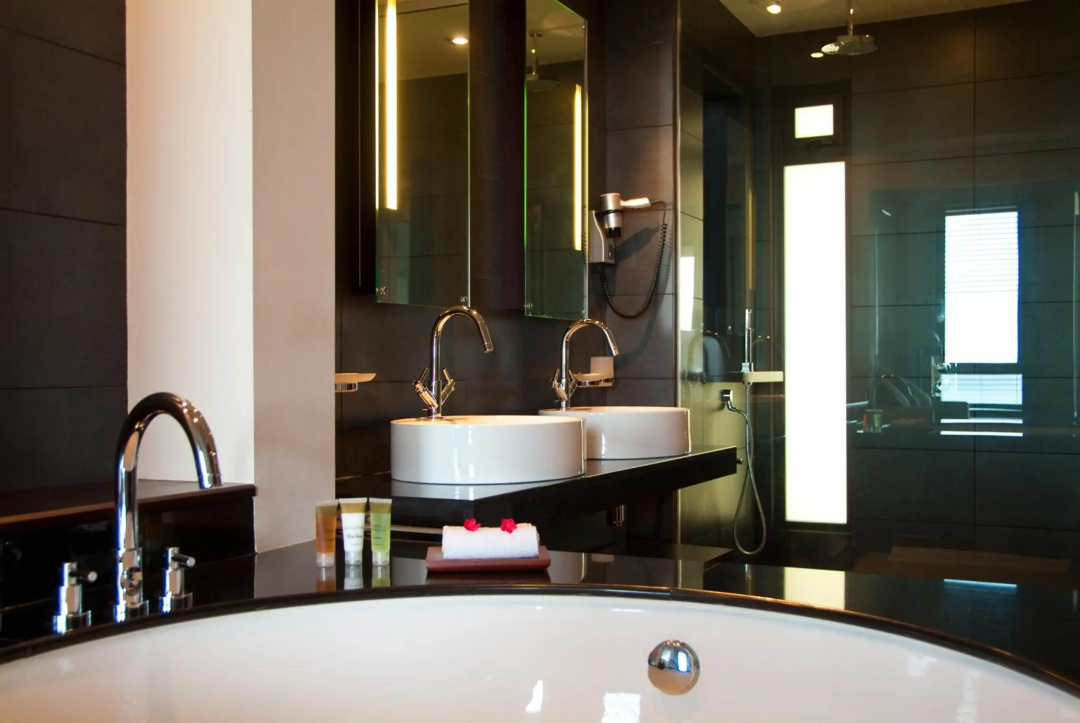 Le Cardinal Exclusive Resort — a bathroom