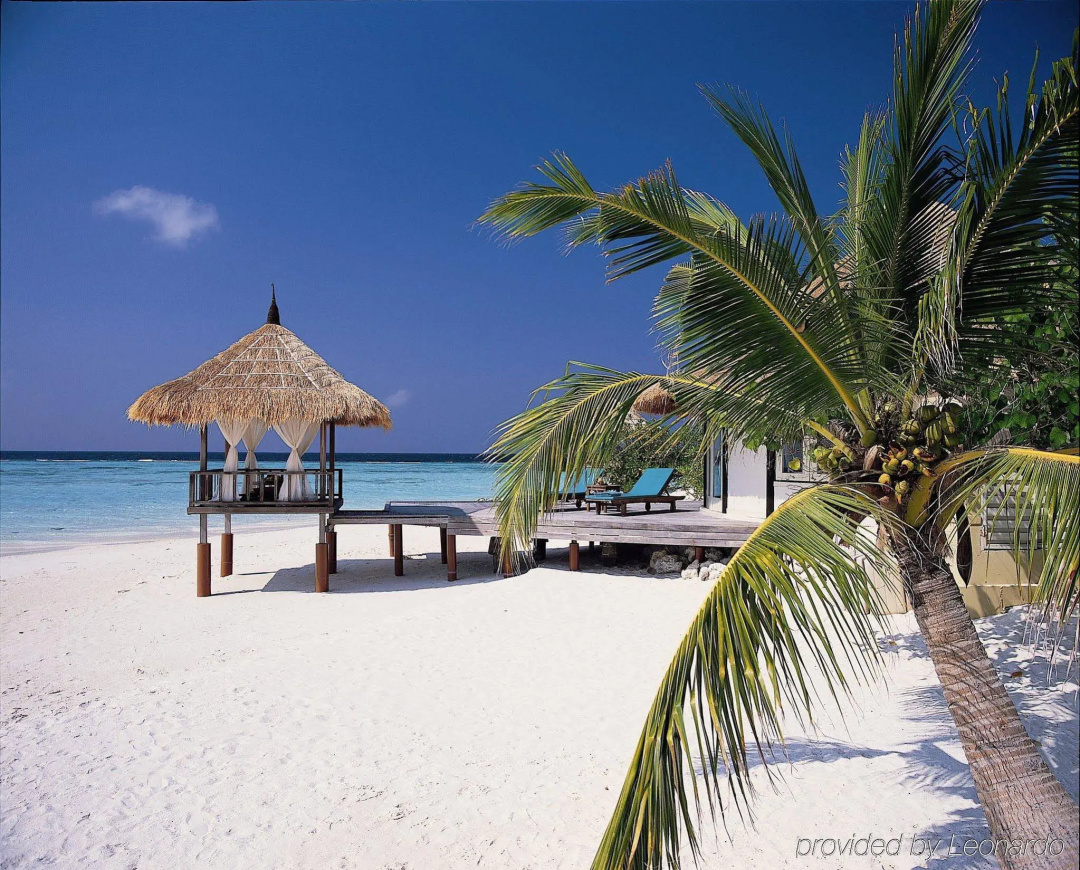 Banyan Tree Vabbinfaru Hotel — the beach