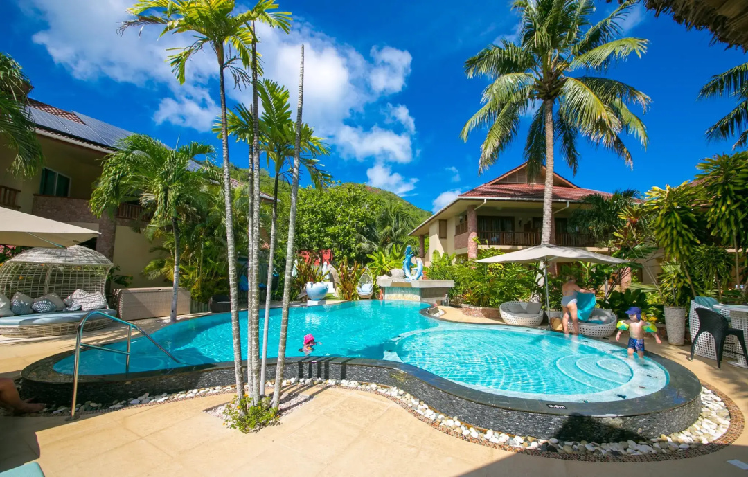 Le Duc de Praslin — the pool