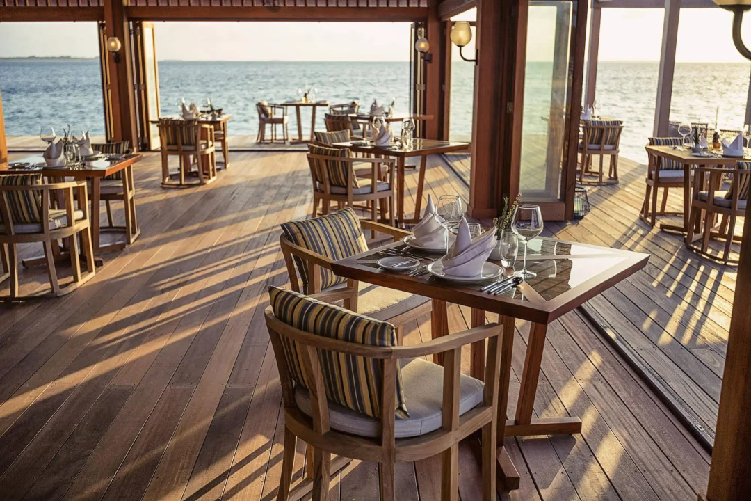 Hurawalhi Island Resort — dining