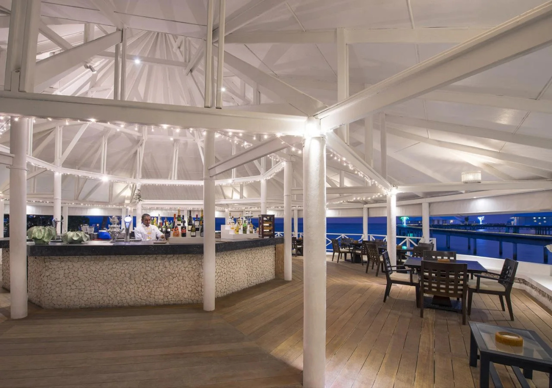 Diamonds Thudufushi Maldives Resort & Spa — dining