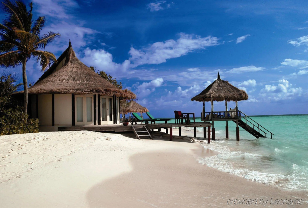 Banyan Tree Vabbinfaru Hotel — the beach