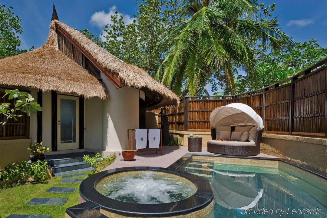 Banyan Tree Vabbinfaru Hotel — the grounds