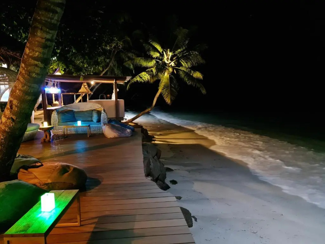 Le Duc de Praslin — the beach