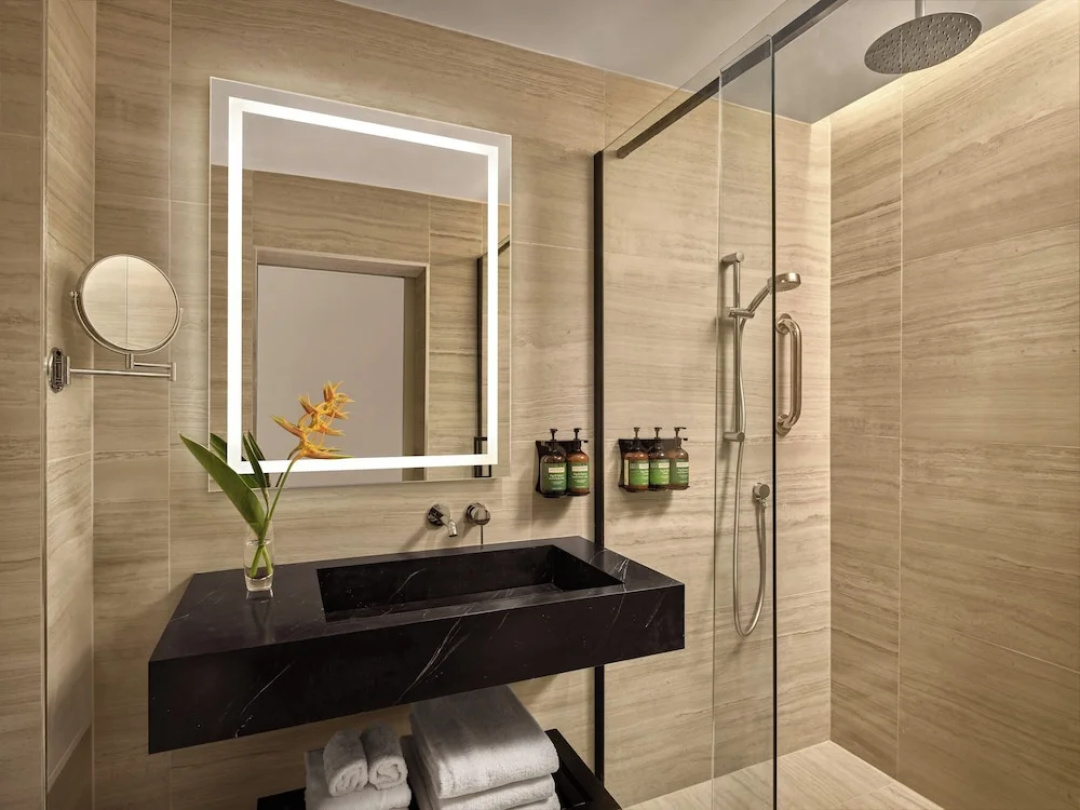 Crowne Plaza Fiji Nadi Bay Resort & Spa by IHG — a bathroom