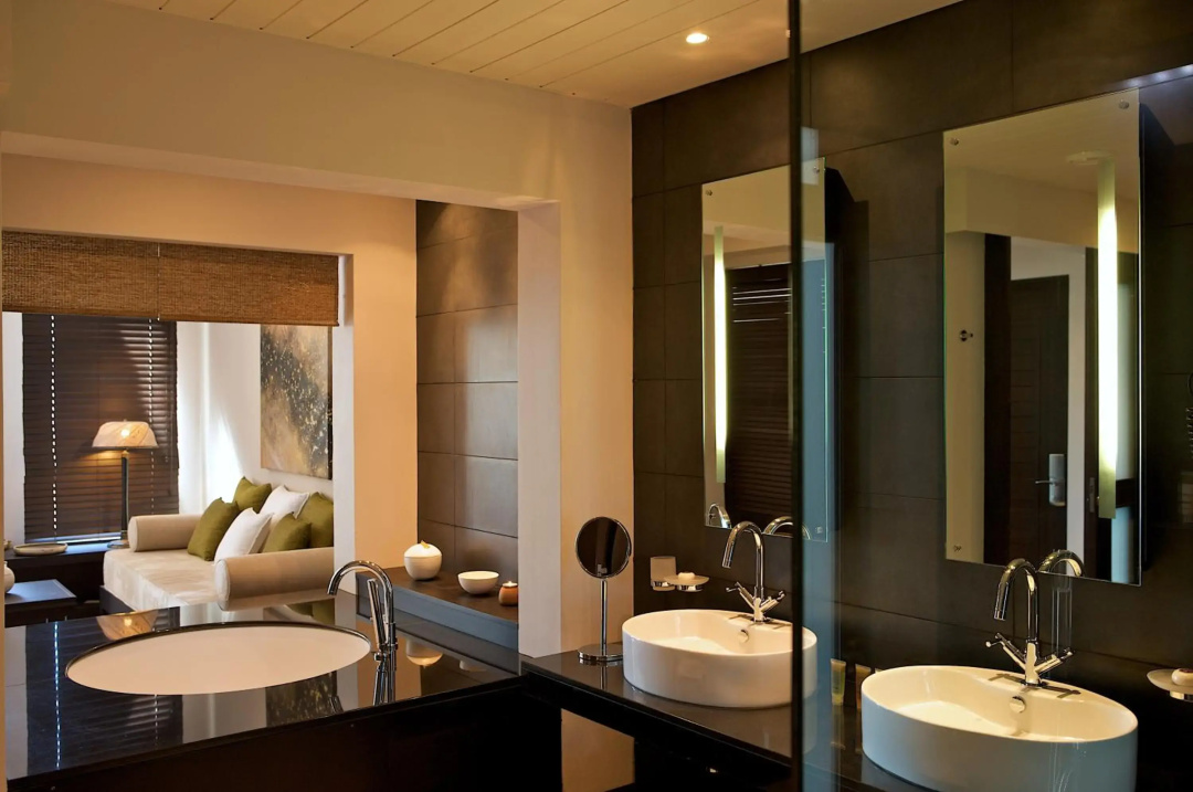 Le Cardinal Exclusive Resort — a bathroom