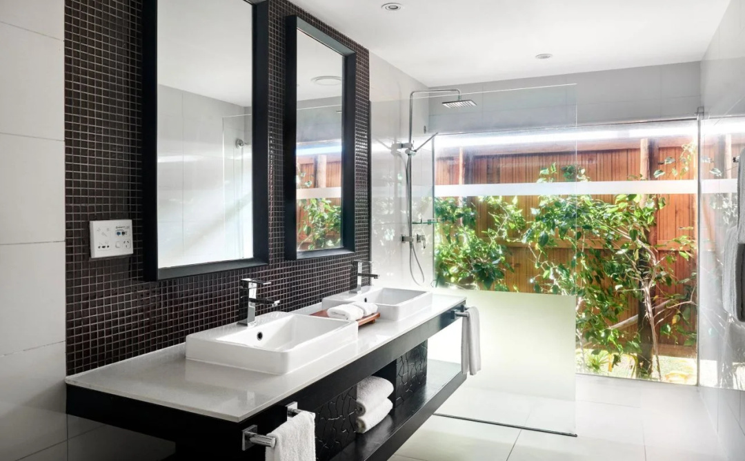 Sheraton Resort & Spa, Tokoriki Island, Fiji — a bathroom