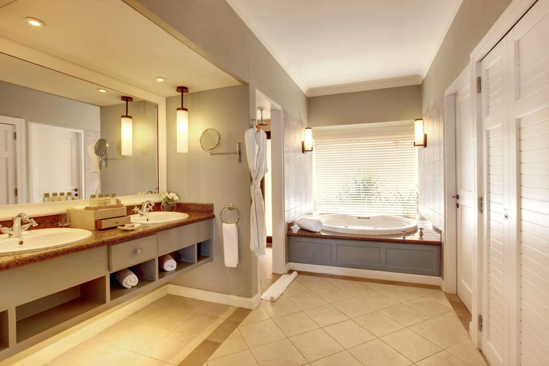 OUTRIGGER Mauritius Beach Resort — a bathroom