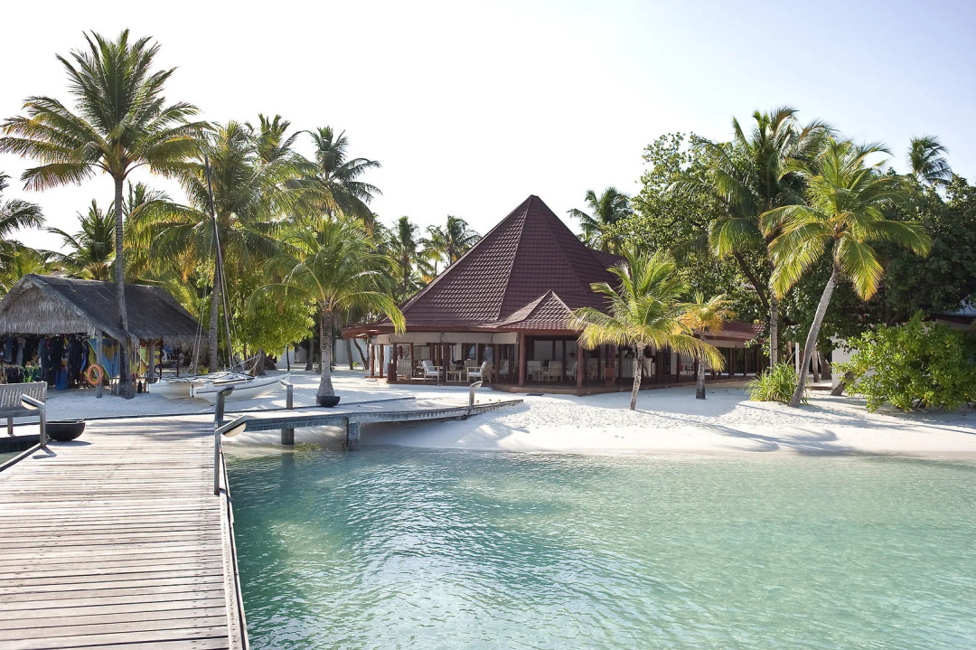 Diamonds Athuruga Maldives Resort & Spa — the beach