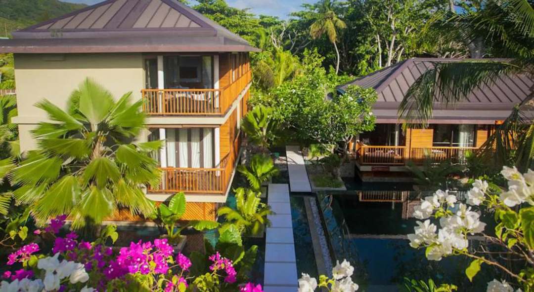 Suite with pool view