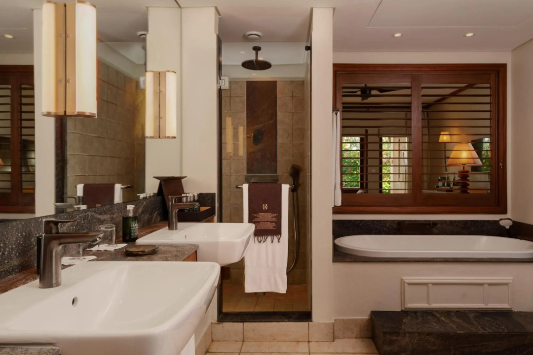 Heritage Awali Golf & Spa Resort — a bathroom