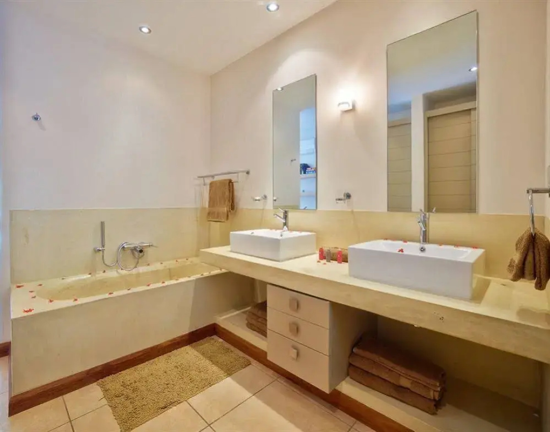 Bon Azur Elegant Suites & Penthouses by Lov — a bathroom
