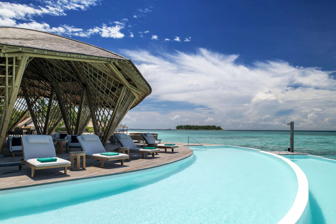 Banyan Tree Vabbinfaru Hotel — the pool