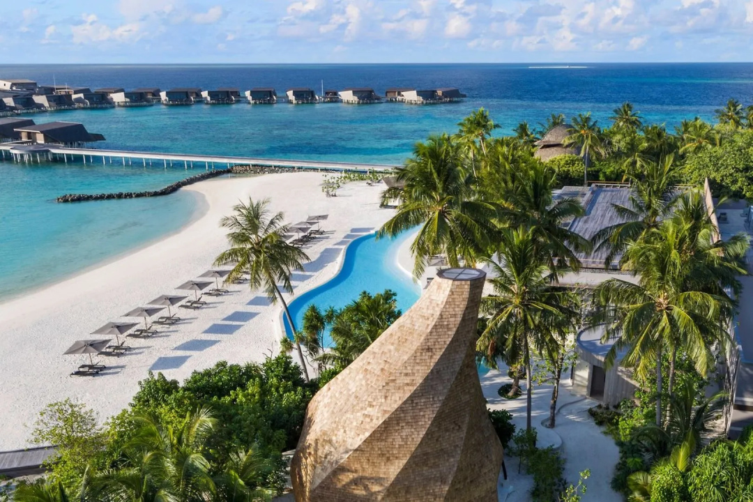 The St. Regis Maldives Vommuli Resort — the pool