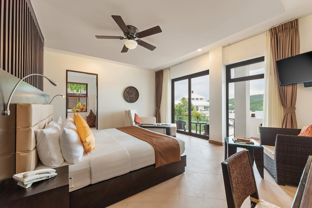 Suite with city view