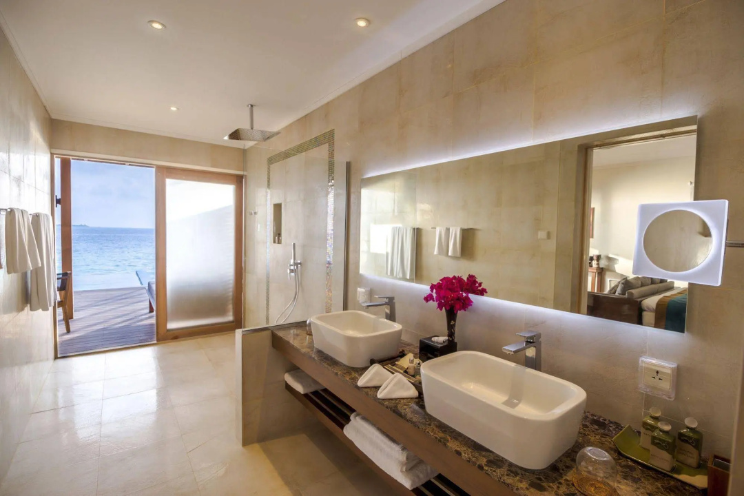 Hurawalhi Island Resort — a bathroom