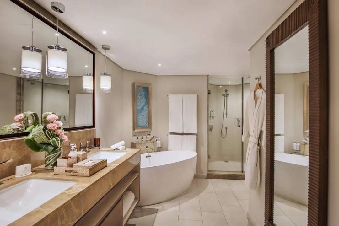 Royal Palm Beachcomber Luxury — a bathroom