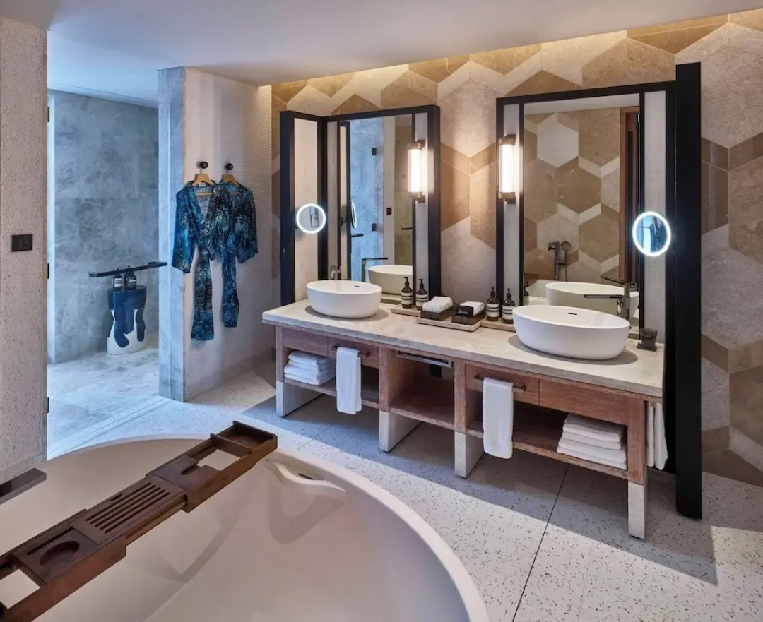 Waldorf Astoria Seychelles Platte Island — a bathroom