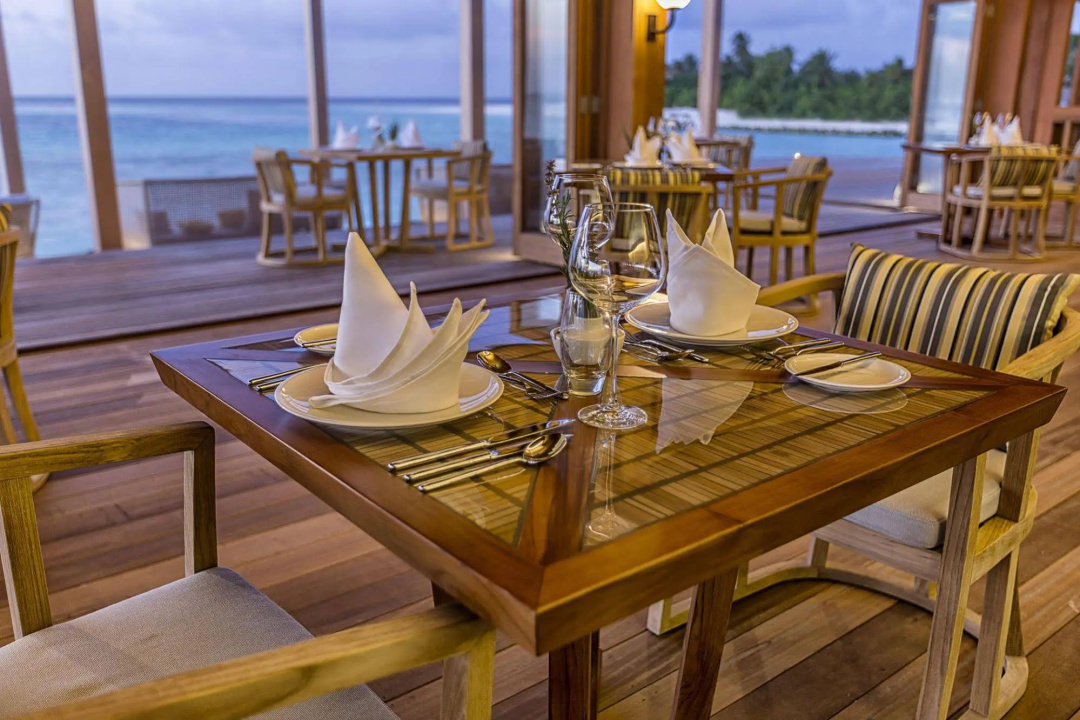 Hurawalhi Island Resort — dining
