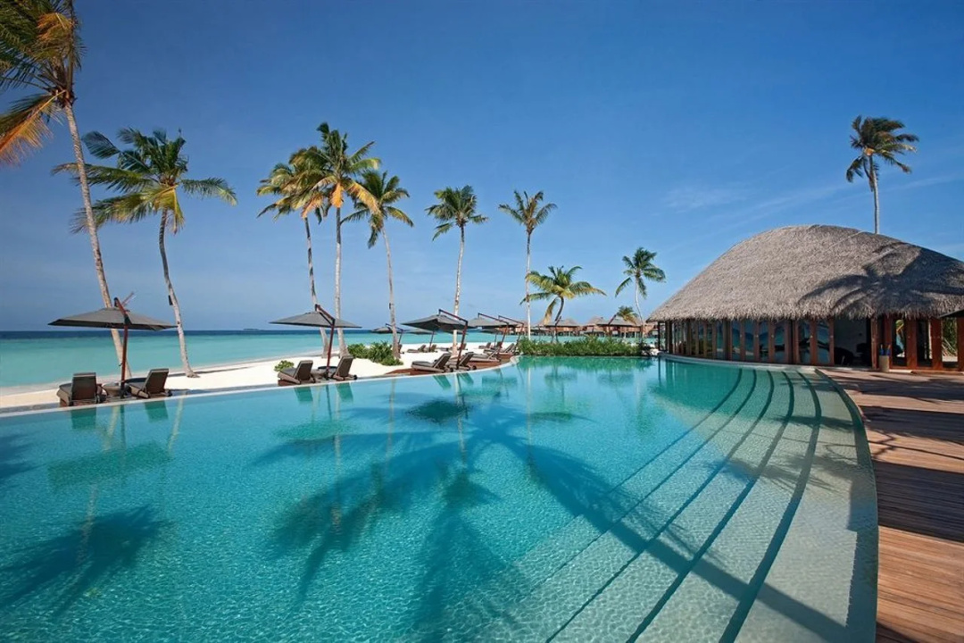 Constance Halaveli Maldives — the beach