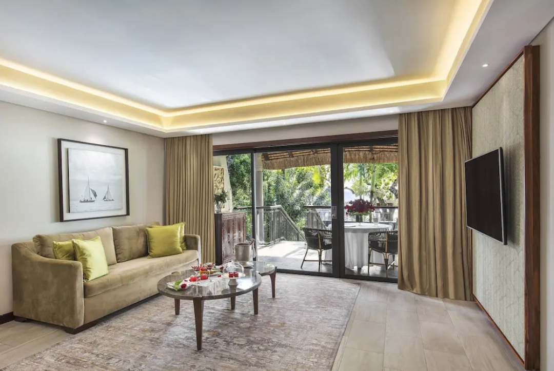 Royal Palm Beachcomber Luxury — a balcony