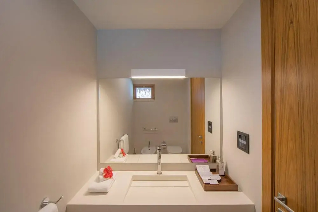Cinnamon Velifushi Maldives Hotel — a bathroom