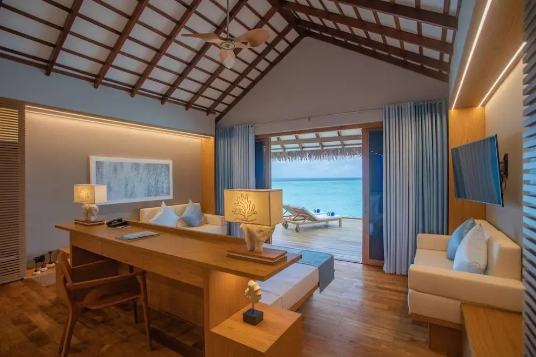 Cinnamon Velifushi Maldives Hotel — a room