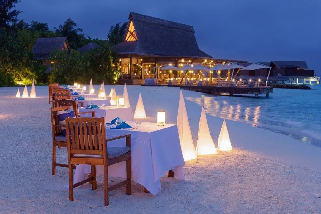 Grand Park Kodhipparu Maldives — dining