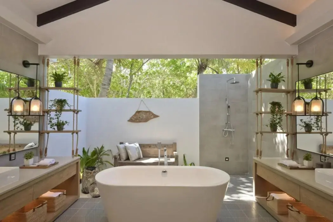 Grand Park Kodhipparu Maldives — a bathroom